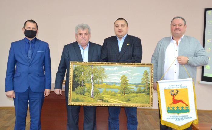 Вымпел Ардатовского района присужден коллективу отделения «Кругловское» ООО «Агрофирма «Металлург» (генеральный директор А.В. Анисимов, управляющий отделением А.В. Родьков)