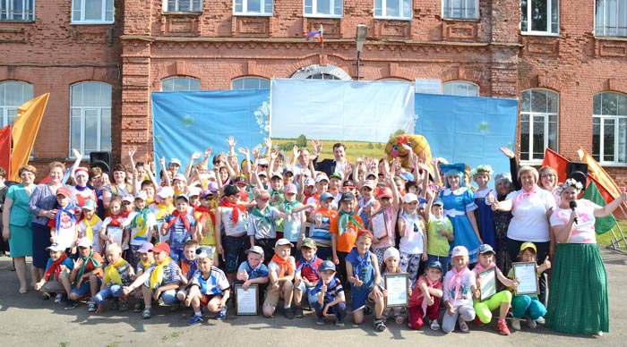Школьники и педагоги сфотографировались на память с главой региона Школьники и педагоги сфотографировались на память с главой региона