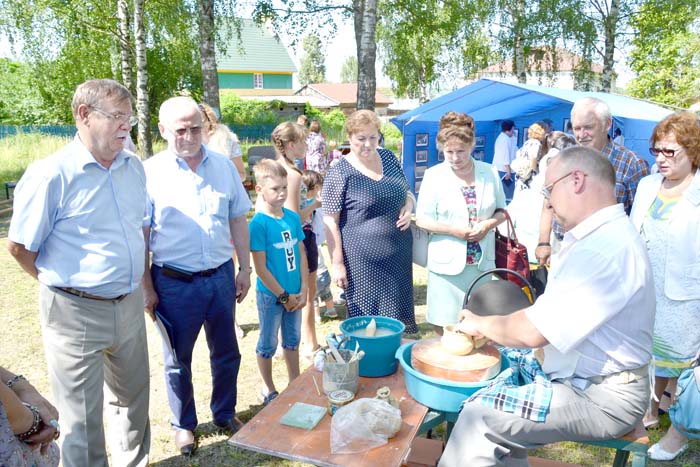 Следом за игроками (семь многодетных пап и мам с детьми) гости прошлись по станциям квест-игры в краеведческом музее, где узнали много интересного из истории Ардатовского края