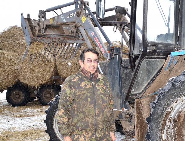 Механизатор Игорь Мурзакаев трудится в АО «Кузятовское» 16 лет, в хозяйство он устроился 19 февраля 2005 года. Общий стаж в отрасли АПК составляет 26 лет, включая годы работы в родной Башкирии