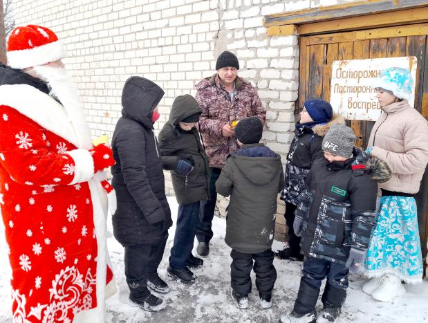 Размазлейские ребята поздравили с Новым годом и вручили сувенир и открытку оператору газовой котельной школы А.А. Хребтову