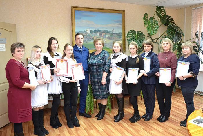 Победители и призеры фотографировались на память с организаторами конкурса