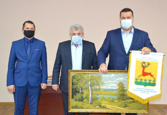 Вымпел района «За успехи в производстве сельскохозяйственной продукции в 2020 году» вручен ООО «Меридиан-Голяткино» (заместитель директора ООО Н.И. Баранов)
