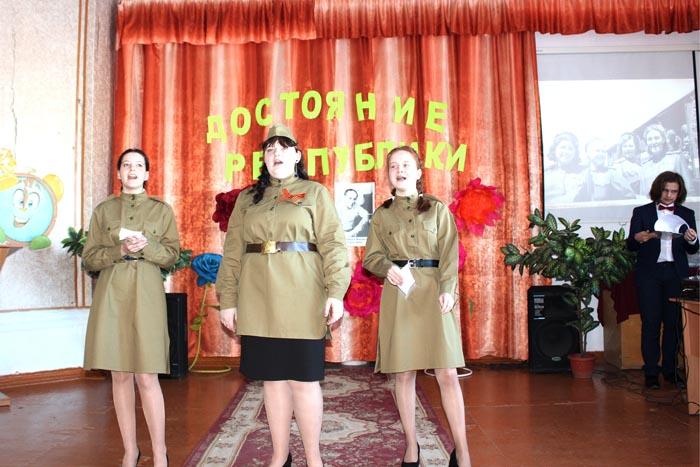 Елена Зрилина, Дарья Косоногова и Виктория Самохина – участницы фестиваля детской песни" Елена Зрилина, Дарья Косоногова и Виктория Самохина – участницы фестиваля детской песни"