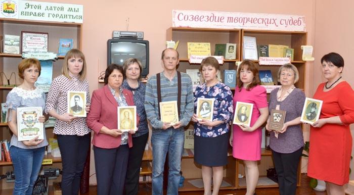 Заведующая сектором по массовой работе И.А. Спиридонова, библиотекарь центральной библиотеки И.В. Морозова, заведующая отделом обслуживания Г.Н. Староверова, заведующая методико-библиографическим отделом Т.Н. Лукина, заведующий сектором по информационным технологиям В.В. Туркин, директор МБУК "МБС" Е.Б. Разумкова, ведущий библиограф О.А. Векшина, библиотекари центральной библиотеки Е.А. Зайцева и Т.В. Комкова Заведующая сектором по массовой работе И.А. Спиридонова, библиотекарь центральной библиотеки И.В. Морозова, заведующая отделом обслуживания Г.Н. Староверова, заведующая методико-библиографическим отделом Т.Н. Лукина, заведующий сектором по информационным технологиям В.В. Туркин, директор МБУК "МБС" Е.Б. Разумкова, ведущий библиограф О.А. Векшина, библиотекари центральной библиотеки Е.А. Зайцева и Т.В. Комкова