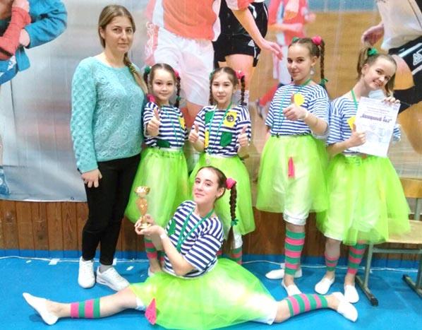 Победительницы чемпионата со своим тренером Л.А. Машиной Победительницы чемпионата со своим тренером Л.А. Машиной
