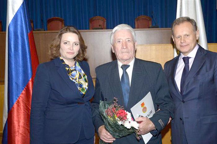 Н.В. Карев сфотографировался на память с заместителем председателя Заксобрания О.В. Щетининой и и.о. заместителя губернатора области С.Б. Шевченко Н.В. Карев сфотографировался на память с заместителем председателя Заксобрания О.В. Щетининой и и.о. заместителя губернатора области С.Б. Шевченко