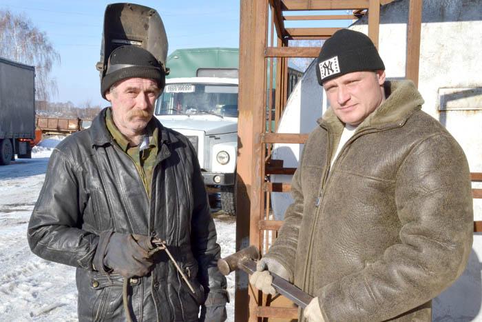 Электрогазосварщик Е.С. Щукин и плотник В.В. Семейкин ремонтируют рабочий инструмент. Электрогазосварщик Е.С. Щукин и плотник В.В. Семейкин ремонтируют рабочий инструмент.