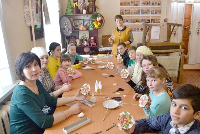 В зале промыслов и ремесел проходят мастер-классы по декоративно-прикладному творчеству, где опытные мастера учат рукоделию посетителей. Это плетение из бумажных трубочек и тестопластика, скрапбукинг и плетение из джутового шпагата, аппликация и бумагопластика, топинарий. Здесь же изготавливается другая сувенирная продукция с участием взрослых и детей В зале промыслов и ремесел проходят мастер-классы по декоративно-прикладному творчеству, где опытные мастера учат рукоделию посетителей. Это плетение из бумажных трубочек и тестопластика, скрапбукинг и плетение из джутового шпагата, аппликация и бумагопластика, топинарий. Здесь же изготавливается другая сувенирная продукция с участием взрослых и детей