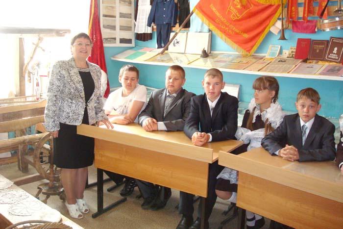 В стенах школьного музея его руководитель Е.И. Краснова проводит уроки мужества, встречи с интересными людьми В стенах школьного музея его руководитель Е.И. Краснова проводит уроки мужества, встречи с интересными людьми