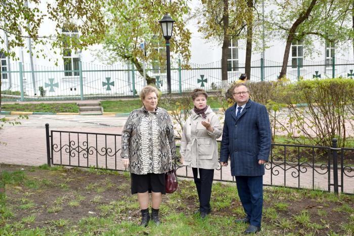 Глава местного самоуправления округа Г.В. Жданкин, начальник Ардатовского теротдела О.В. Лаунина и председатель Совета депутатов М.А. Мякишева осматривают предполагаемое место благоустройства в Ардатове – сквер на площади Соборной