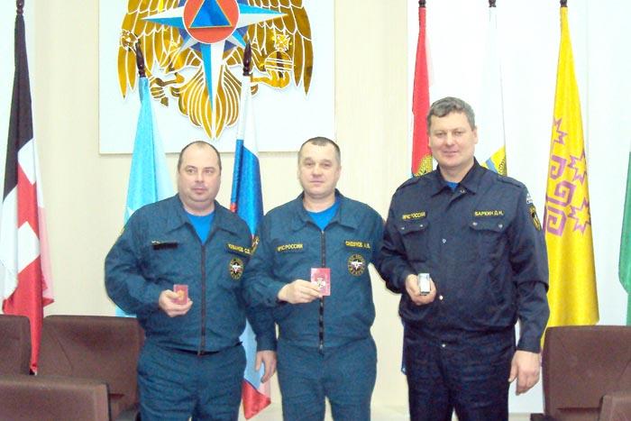 Недавно приказом Министерства Российской Федерации по делам гражданской обороны, чрезвычайным ситуациям и ликвидации последствий стихийных бедствий командир отделения 103-ПСЧ ФПС ФГКУ «10 отряд ФПС по Нижегородской области» Дмитрий Николаевич Баркин, пожарные Александр Иванович Сидунов и Сергей Валерьевич Куванов были награждены нагрудными знаками «Отличный пожарный» (на снимке справа налево). Как отметил их руководитель А.В. Широков, общий стаж службы в ПЧ-103 у этих бойцов составляет 48 лет. Это коммуникабельные, добросовестные люди, умеющие выполнять поставленные задачи грамотно и в срок, участвующие в тушениях не одного десятка сложных пожаров. Для молодых коллег эти люди являются примером для подражания. Недавно приказом Министерства Российской Федерации по делам гражданской обороны, чрезвычайным ситуациям и ликвидации последствий стихийных бедствий командир отделения 103-ПСЧ ФПС ФГКУ «10 отряд ФПС по Нижегородской области» Дмитрий Николаевич Баркин, пожарные Александр Иванович Сидунов и Сергей Валерьевич Куванов были награждены нагрудными знаками «Отличный пожарный» (на снимке справа налево). Как отметил их руководитель А.В. Широков, общий стаж службы в ПЧ-103 у этих бойцов составляет 48 лет. Это коммуника