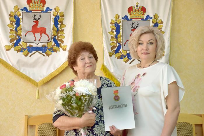 Глава местного самоуправления района О.Н. Жесткова вручила Т.Н. Барановой Диплом о присвоении почетного звания и памятный нагрудный знак