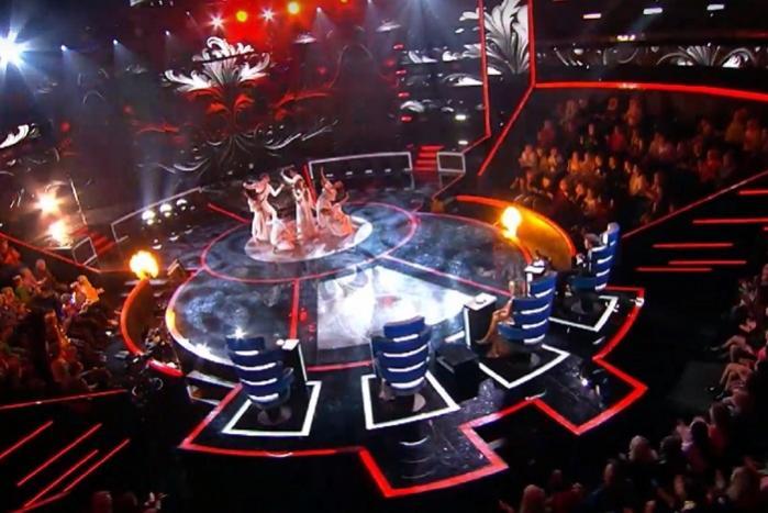 На очном этапе выступление участников оценивают четыре члена жюри