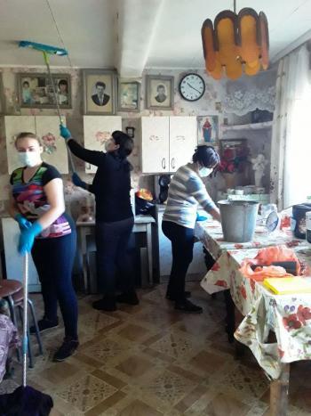 Провели генеральную уборку в одном из домов в Личадееве работники КЦСОН А.В. Ерина, А.С. Блиткина и волонтеры Ардатовского аграрного техникума