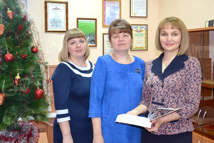 Работники районной службы ЗАГС О.А. Стулова, М.А. Донос, С.Н. Сахарова, пребывая в праздничном настроении, надеются, что статистика их отдела будет отражаться в актах только положительными событиями Работники районной службы ЗАГС О.А. Стулова, М.А. Донос, С.Н. Сахарова, пребывая в праздничном настроении, надеются, что статистика их отдела будет отражаться в актах только положительными событиями