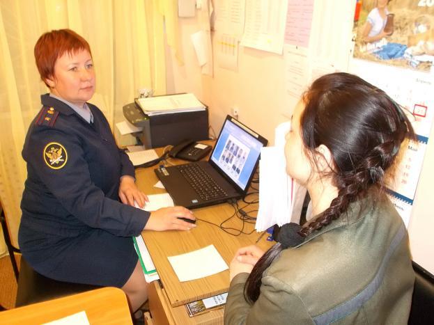 Инна Викторовна Жидулина беседует с подопечной