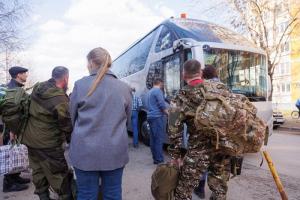 Перед отправкой будущим бойцам провели инструктаж и выдали «рюкзак губернатора»