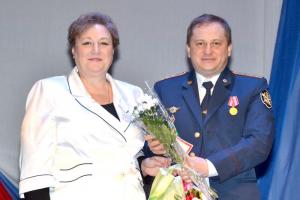Благодарственное письмо руководства района М.А. Мякишева вручила младшему инспектору отдела охраны А.А. Бабенышеву