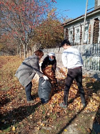 Убрали опавшую листву на территории возле одного из домов в Мухтолове волонтеры средней школы №1 поселка под руководством специалиста по социальной работе Н.К. Нигматовой