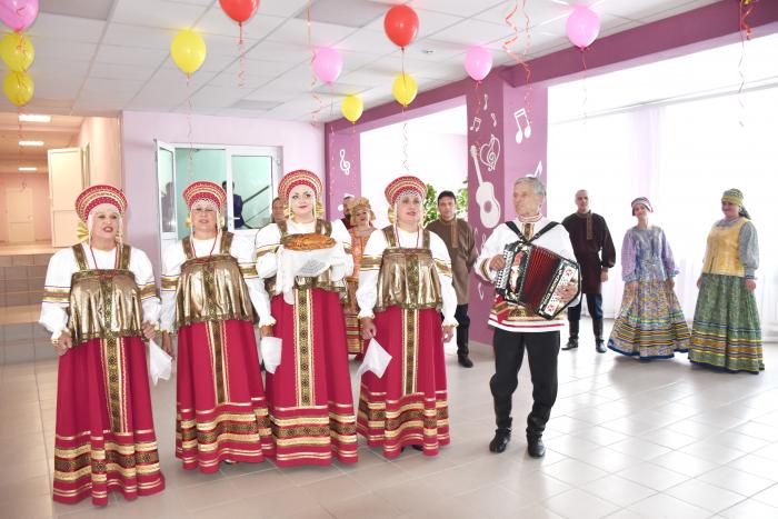 Приятно выступать в отремонтированном фойе ДК