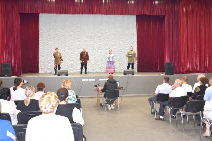 Самодеятельные артисты задорно пели на новой сцене